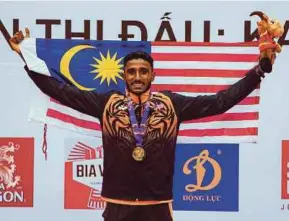  ?? ?? H. Sureeya Sankar with the gold medal he won in the below-67kg individual event on Wednesday.