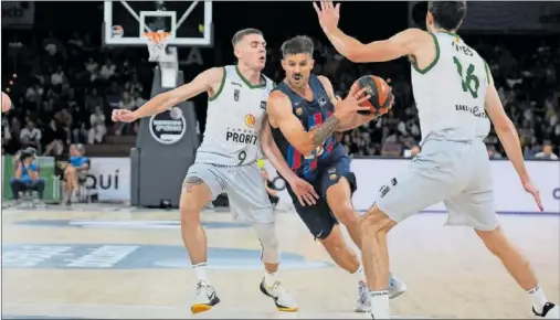  ?? ?? Guy y Vives intentan detener a Laprovitto­la, la estrella del partido. El jugador del Barça metió 7 triples, récord de la Supercopa.