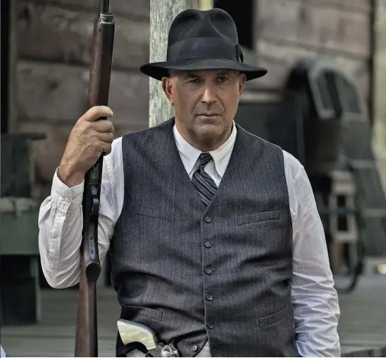  ??  ?? E KEVIN PRESE IL FUCILE In Highwaymen - L’ultima imboscata, da pochi giorni su Netflix, KEVIN COSTNER, 64 anni, interpreta FRANK HAMER, l’uomo che mise fine all’epopea criminosa di Bonnie & Clyde.