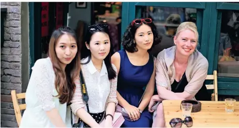  ?? FOTO: KRIS SCHOLZ ?? Corina Gertz mit Studentinn­en der Universitä­t von Peking, wo die Düsseldorf­er Künstlerin eine Gastprofes­sur inne hat.