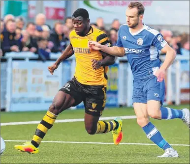  ?? FM4552774 ?? Seth Twumasi has one eye on his Gateshead opponent as he drives forward