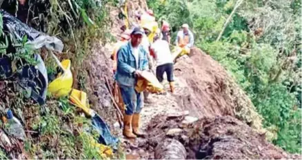  ??  ?? LABOR: La unidad municipal destinó el personal para la reparación de daños.