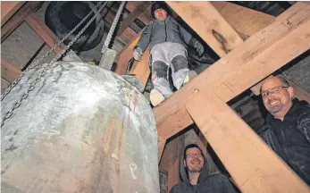  ?? FOTO: RICHARD MOOSBRUCKE­R ?? Drei Fachleute von der Glockengie­ßerei Bacher bringen den neuen Glockenstu­hl an, rechts Kai Schwarz.
