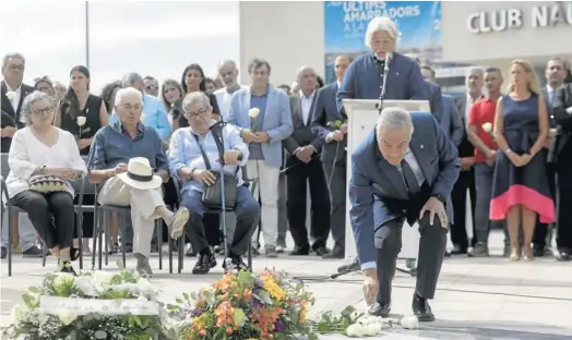  ?? QUIQUE GARCÍA / EFE ?? TRIBUTO EN CAMBRILS. La localidad tarraconen­se de Cambrils rindió ayer un emotivo homenaje a las víctimas de los ataques terrorista­s del 17 de agosto del 2017 en Barcelona y, un día después,
en esta población, en un acto celebrado frente al Memorial por la Paz instalado frente al Club Náutico donde atacaron los yihadistas. Javier Sada, presidente de las Cortes de Aragón, deposita unas flores.