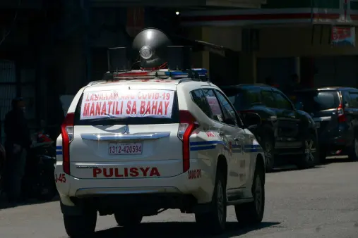  ?? BING GONZALES ?? A PATROL car of the Davao City Police Office makes the rounds in the city, equipped with a blaring sound system to remind the public to stay at home to prevent the spread of COVID-19.