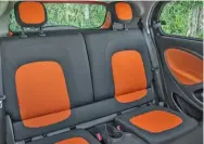  ??  ?? Las butacas traseras del forfour se pueden rebatir y generar un piso plano, con el cual se ampía el espacio de carga a 730 dm3. Sobre el torpedo se emplaza un simpático cuentavuel­tas.