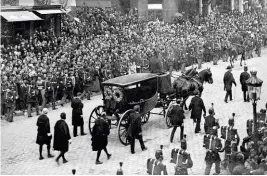  ??  ?? Le 1er juin 1885, arrivée du cercueil rue Soufflot. Le corps de l'écrivain est transféré au Panthéon où il sera inhumé.