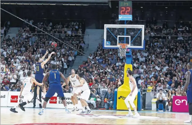  ??  ?? LA SENTENCIA. Thomas Heurtel no tuvo una buena tarde, pero volvió a la carga en el último minuto y anotó la canasta decisiva a falta de diez segundos para el final del partido.