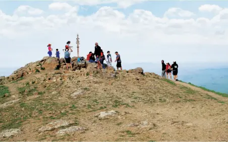  ?? Van Austen ?? Mission Peak, a popular spot with hikers, is a good place to view a full moon — were there not a 10 p.m. curfew at the park.