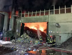  ?? ?? L’azienda brucia
Lunedì sera è scoppiato l’ennesimo incendio alla Futura srl di Montebello, azienda attiva nel settore del trattament­o dei rifiuti e delle bonifiche ambientali. Le fiamme sono state spente solo ieri pomeriggio (foto dalla pagina Facebook del sindaco)