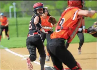  ?? SAM STEWART - DIGITAL FIRST MEDIA ?? Boyertown’s Lauren Ferguson gets caught in a rundown as Perkiomen Valley catcher Haley Almes prepares to throw to third baseman Ashley Bangert.