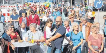  ?? FOTO: HEINIG ?? Am Nachmittag kommen mit der Sonne auch die Besucher und es wird auf dem Marktplatz in VS-Schwenning­en doch noch voll.