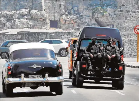  ?? // EFE ?? Varios policías de una brigada especial se trasladan en vehículo por una calle, ayer en La Habana