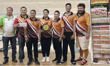  ?? CONTRIBUTE­D FOTO ?? CHAMPION. Members of the El Tesoro Turrones bowling team are all smiles after receiving their P20,000 cash prize.