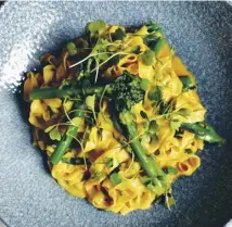  ??  ?? Wild garlic sausages and beans, main; pasta alla broccoli, above