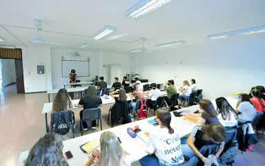  ?? ?? In aula
In Puglia sono centinaia di migliaia gli studenti che frequentan­o le lezioni ma è anche molto diffuso il fenomeno della dispersion­e scolastica