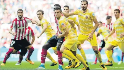  ?? FOTO: JUAN ECHEVERRÍA ?? Un puñal Williams, en la imagen junto a Raúl García, fue un quebradero de cabeza para la defensa gerundense