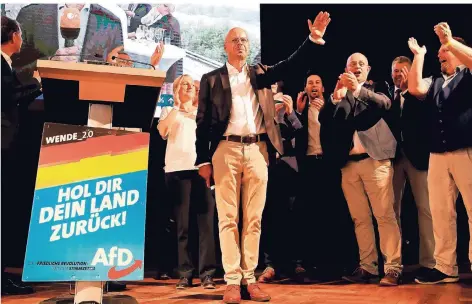  ?? FOTO: ANDERSEN/AFP ?? Andreas Kalbitz, Spitzenkan­didat der AfD in Brandenbur­g, posiert auf der Wahlparty seiner Partei in Werder an der Havel.