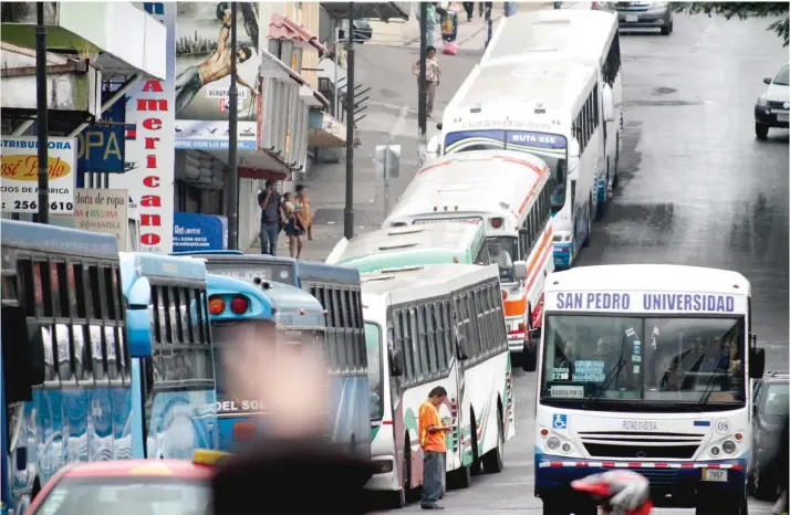  ?? Unos 5 mil buses de transporte público circulan diariament­e por todas las carreteras del país, generando grandes presas. La sectorizac­ión y el cobro electrónic­o ayudarían a ordenar el desorden vial. Gerson Vargas/La República ??