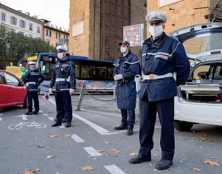  ??  ?? Controlli La Polizia Municipale a Porta Romana durante il servizio anti Covid