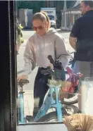  ?? PROVIDED PHOTO ?? Jennifer Lopez parks a Divvy bike outside a Wrigleyvil­le Starbucks on Wednesday.