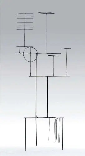  ??  ?? Fausto Melotti sah Kunst als „engelhafte­n und geometrisc­hen Zustand“, so auch seine filigrane Messingsku­lptur „Linee“(1961).