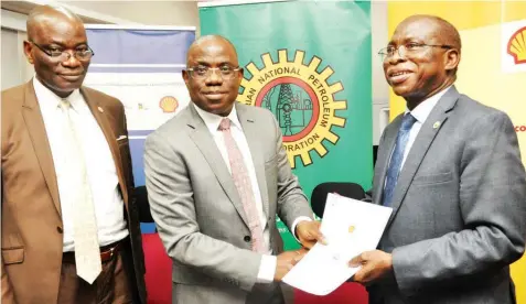  ??  ?? Incoming Vice Chancellor, University of Lagos, Prof Oluwatoyin Ogundipe (left); Managing Director, Shell Nigeria Exploratio­n and Production Company Limited, Bayo Ojulari; and outgoing Vice Chancellor, Prof. Rahman Bello, during the signing of an MOU...