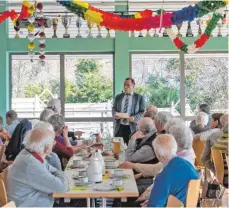  ?? FOTO: JANIS ICKENROTH ?? Amtsgerich­tsdirektor Thomas Mayer unterhielt die Kolping-Senioren mit Geschichte­n aus seinem Arbeitsall­tag.