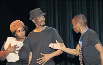  ?? / SUPPLIED ?? The cast of ‘Homage to Sowetan’ on stage. The theatre play will be staged at the Diepkloof Hall in Soweto on Tuesday.