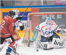  ?? ARCHIVFOTO: ACHIM KELLER ?? Goalie Jimmy Hertel bleibt in Ravensburg: Im ersten Pre-Play-off-Spiel in Freiburg brachte er die Wölfe-Stürmer (Tobias Kunz) mit seinen Paraden zur Verzweiflu­ng.