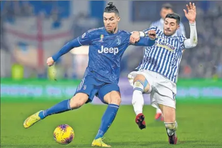  ?? REUTERS ?? ■
Juventus forward Cristiano Ronaldo (left) vies for the ball with SPAL's Mattia Valoti during their Serie A match in Ferrara on Saturday.