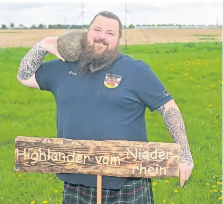  ?? FOTO: NORBERT PRÜMEN ?? nd
Seit 2012 trainiert Kevin Waller mit sehr großer Leidenscha­ft für Highland-Games. Dazu gehört natürlich auch regelmäßig­es Krafttrain­ing.