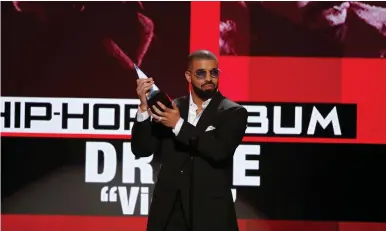  ?? (Mario Anzuoni/Reuters) ?? DRAKE ACCEPTS the award for best rap/hip-hop album at the 2016 American Music Awards in Los Angeles.
