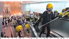  ??  ?? Demonstran­ten im Parlament: Erst dienstagfr­üh räumte die Polizei