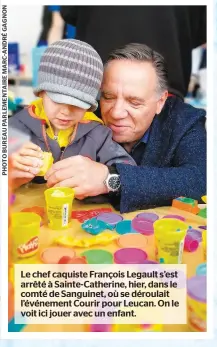  ??  ?? Le chef caquiste François Legault s’est arrêté à Sainte-Catherine, hier, dans le comté de Sanguinet, où se déroulait l’événement Courir pour Leucan. On le voit ici jouer avec un enfant.