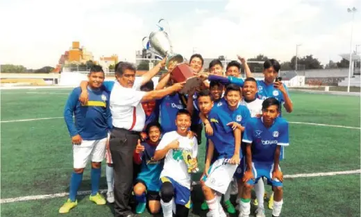  ?? / Foto: Especial ?? Los campeones reciben su respectiva premiación.