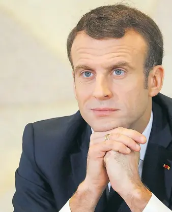  ??  ?? Frankreich­s Präsident Emmanuel Macron blickt bedauernd zurück und sorgenvoll nach vorn. Ob er das Blatt wenden kann, hängt von seiner Selbsterke­nntnis ab.