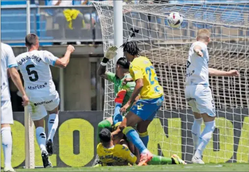  ?? ?? Momento en el que David López se adelanta a la defensa de Las Palmas para hacer el 0-1 tras la parada de Valles a Dovbyk en el penalti.