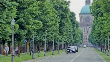  ??  ?? Un simbolo Il viale alberato che conduce al santuario della Madonna di Caravaggio