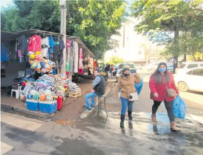  ??  ?? Ahora con el inicio de la fase 2, los comerciant­es pueden abrir su negocios. En Ciudad del Este, los comercios ya ponen a disposició­n sus productos, pero la demanda aún no es importante, corroboró nuestra redacción regional.