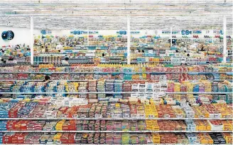  ?? ANDREAS GURSKY ?? Paisagem. ‘99 Cent’ (à dir.), uma vista panorâmica de uma loja de conveniênc­ia, e ‘Not Abstract II’ fotografia registrada no Catar em 2012