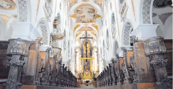  ?? Fotos: Stefan Reinbold ?? Beim Betreten der Kirche St. Petrus und Johannes Evangelist in Ursberg fällt der Blick auf die spätromani­sche Kreuzigung­sgruppe aus der Zeit um 1220/30. Das Mittelschi­ff der barockisie­rten, ursprüngli­ch romanische­n Basilika ist rund 15 Meter hoch....