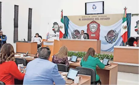  ??  ?? SESIÓN del Congreso del Estado en Ciudad Juárez, el 26 de abril de este año; el costo de reunirse en ese municipio fue de 1.1 millones de pesos y de acuerdo con especialis­tas, no se ha traducido en un impulso de la agenda fronteriza