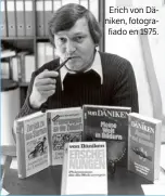  ??  ?? Erich von Däniken, fotografia­do en 1975.
