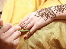  ?? DREAMSTIME ?? One beloved pre-wedding event is the Mehndi. Traditiona­lly, it’s a gathering where women sing folk songs and apply henna paste to hands and feet.