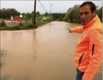  ??  ?? Francis, du CCFF, devant la zone du Blavet inondée et inaccessib­le une partie de la journée d’hier.
