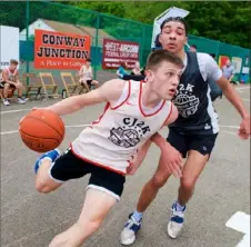  ?? Joe Sabella/For CJ2K ?? Chartiers Valley's Braden Reynolds drives the baseline against Rochester's Devon Hemer in CJ2K action at the “Concrete Jungle” in Brady's Run Park.