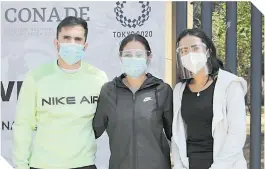  ?? / FOTO: CORTESÍA CONADE ?? Iván, Paola y Melany, a su llegada a las instalacio­nes del CNAR, previo a la Copa del Mundo en Japón.