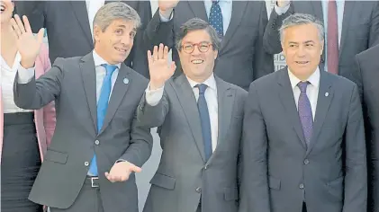  ??  ?? Cierre. El ministro Caputo, el presidente del BID, Luis Alberto Moreno y el gobernador Cornejo, ayer.