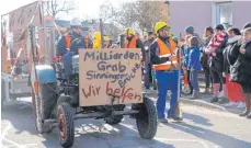  ?? FOTOS: TOBIAS REHM ?? Beim Sinninger Umzug wurden die „grausige Busverbind­ung“und das „Milliarden­grab“Sinninger Brücke thematisie­rt.